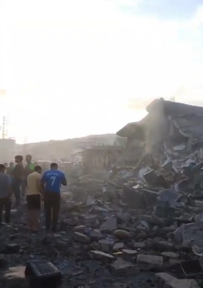 غارات إسرائيلية وتهديدات بالإخلاء ونزوح واسع