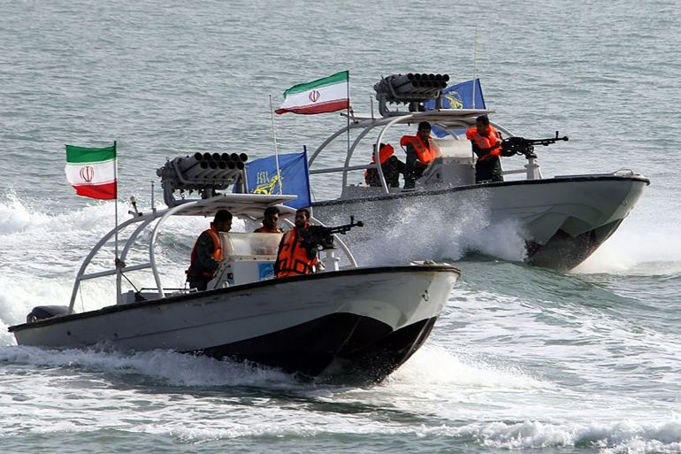 إيران تُصدر تحذيرات قوية للمدمرات الأمريكية في مضيق هرمز