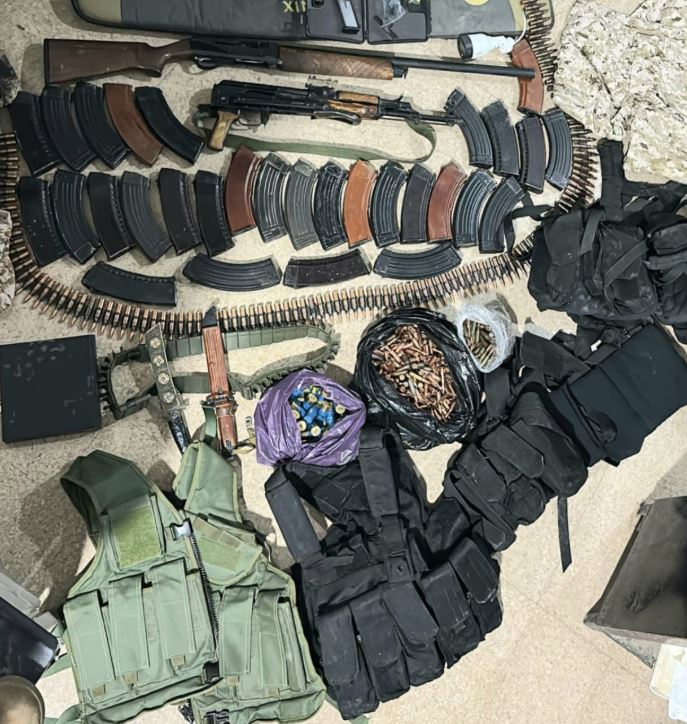 الجيش اللبناني يضبط أسلحة ويوقف مطلوبا في بريتال