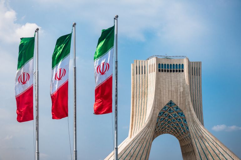 ايران تتلقى الضربات من الولايات المتحدة وترد على دولة الإمارات
